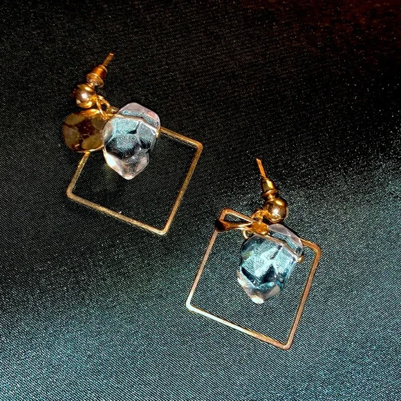 ♥️$5/20♥️ Modern Look Earrings - Picture 2 of 3